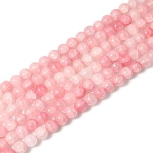 Dettaglio di perle tonde sfaccettate rosa traslucide con trame naturali fini