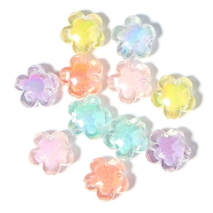 Nahaufnahme von durchscheinenden Acryl-Blumenperlen mit Facettenschliff für DIY-Schmuck