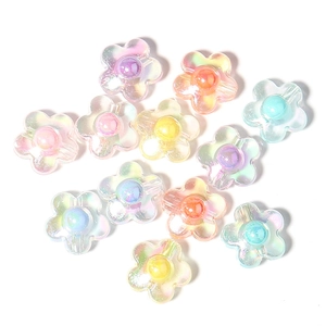 Nahaufnahme bunter irisierender Acrylperlen in Blumenform für DIY-Schmuckarbeiten