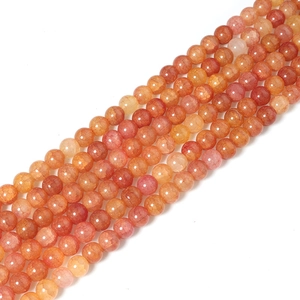 Vista macro di perle di vetro arancioni con venature di drago e texture naturale per gioielli