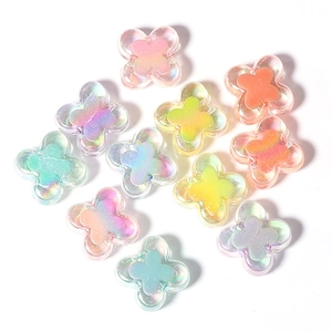 Makroaufnahme bunter Aurora-Acrylperlen in Sternform für handgefertigten DIY-Schmuck