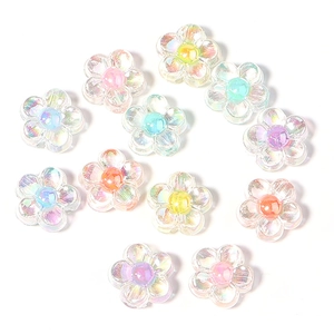 Nahaufnahme von schillernden Acryl-Blumenperlen für DIY-Schmuck und Bastelprojekte