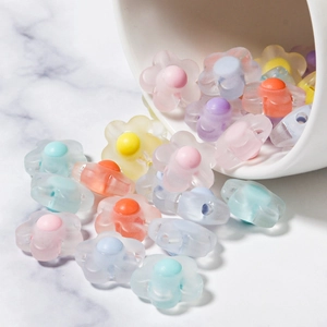 Matte Acrylperlen in Blütenform in Pastellfarben für DIY-Schmuck aus einer Tasse gegossen