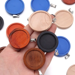 Set di basi rotonde per ciondoli in legno con ganci in metallo in vari colori naturali
