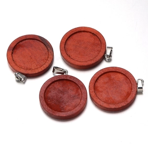 Dettaglio di quattro vassoi rotondi in legno vintage con ganci in metallo argento