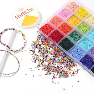 Vue détaillée du kit de perles DIY 24 cases avec perles en verre colorées et fil élastique