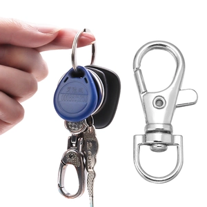Nahaufnahme des Karabinerverschlusses mit D-Ring mit 360-Grad-Drehung und Federhaken