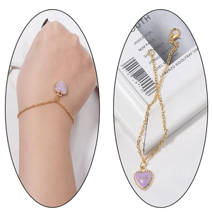 Pulsera de cadena dorada con colgante de corazón en esmalte púrpura y el texto LOVE