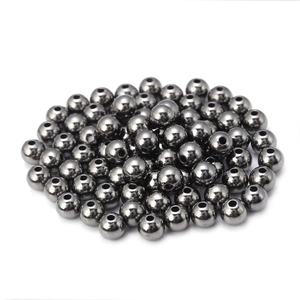 Detailopname van ronde metalen kralen in gunmetal voor het maken van doe-het-zelf sieraden