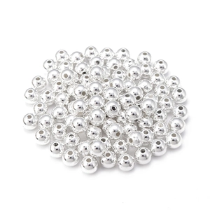 Macro-opname van zilveren ronde CCB-tussenkralen met gaten voor DIY-sieraden maken