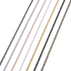 Cadenas cruzadas de hierro para joyería DIY en siete colores metálicos sobre fondo blanco