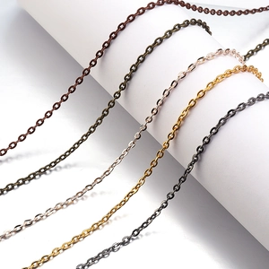 Vista macro de cadenas de joyería DIY de 2x3mm en cinco acabados metálicos pulidos
