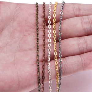 Detalle de cinco cadenas de joyería DIY en la palma en tonos bronce, dorado y plateado