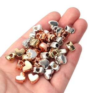 Detailopname van zilveren, gouden en roségouden CCB-hartkralen voor DIY-sieraden