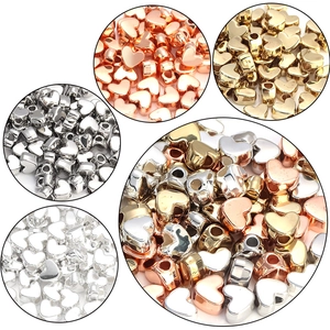 Macro-opname van metalen CCB-hartvormige kralen met gaten voor DIY-sieraden maken