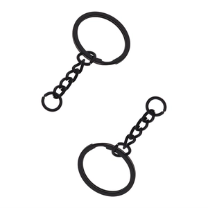 Set aus zwei matt schwarzen Flachmetall-Schlüsselanhängern mit Kettengliedern für Bastler
