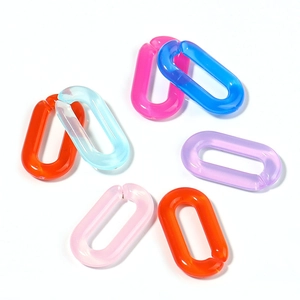 Primer plano de eslabones acrílicos traslúcidos de colores para bolsos y gafas DIY