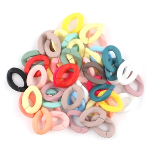 Primer plano de eslabones de acrílico coloridos para joyería DIY y accesorios de bolsos