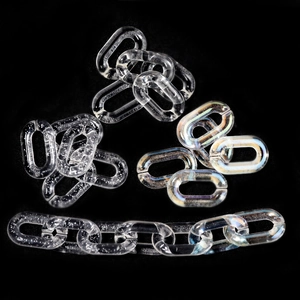 Primer plano de eslabones acrílicos traslúcidos con purpurina para cadenas de bolsos DIY