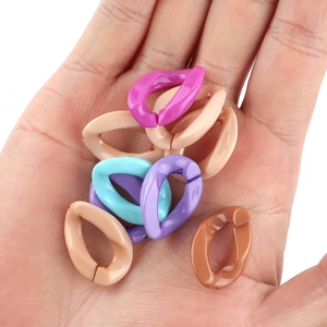 Primer plano de eslabones de cadena acrílicos de colores para mostrar tamaño en joyería