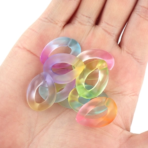 Primer plano de eslabones de cadena de acrílico mate de colores para la creación de joyas