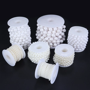 Vista macro de rollos de perlas de imitación ABS blancas para manualidades y DIY