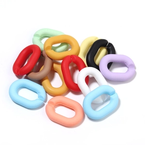 Primer plano de eslabones de cadena acrílicos mate de colores para bolsos y joyas