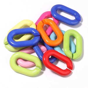 Detalle de eslabones de cadena de acrílico de colores para bolsos y gafas en tonos vivos