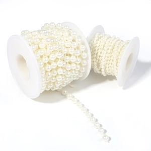Detalle de rollos de cadena de perlas crema para joyería DIY y accesorios de ropa