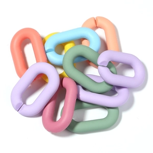 Primer plano de eslabones de acrílico mate de colores para joyería y bolsos DIY