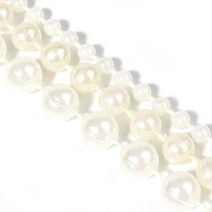 Detalle macro de cadena de perlas blancas ABS con tamaños alternos para manualidades DIY