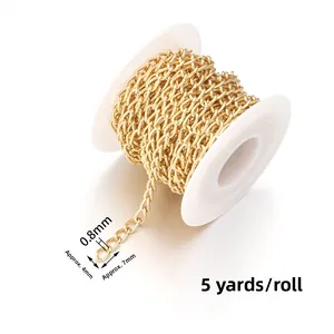 Makroaufnahme einer goldfarbenen Aluminiumkette auf Spule mit 7mm x 4mm Kettengliedern