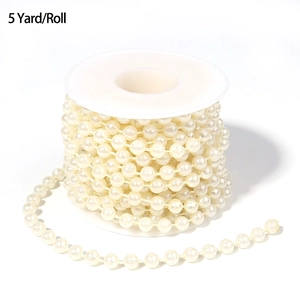 Detalle de un rollo de 5 yardas de cadena de perlas blanco crema para joyería DIY