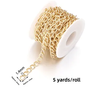 Detail der 9x6mm goldfarbenen Aluminiumkette auf Rolle für DIY Taschen und Schmuck