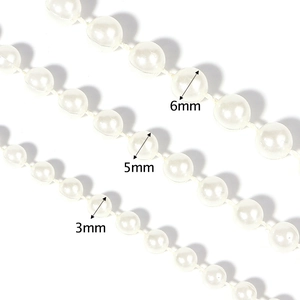 Detalle de cadenas de perlas ABS con diámetros de 3 mm, 5 mm y 6 mm para joyas