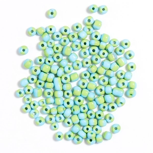 Dettaglio di perle di vetro striate da 4mm in azzurro e verde per creazione gioielli