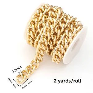 Makroansicht der goldenen Aluminiumkette mit 13x17mm Gliedern und 3,3mm Drahtdurchmesser