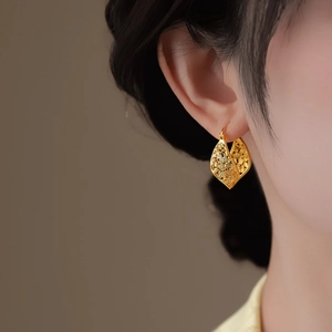 Élégantes boucles d'oreilles créoles en filigrane d'or montrant des détails fins