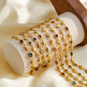 Elegantes goldenes Edelstahl-Schmuckset mit bunten Steinen Herz- und Muschelanhängern