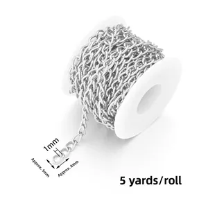 Detailansicht der 1mm leichten silbernen Aluminiumkette auf Rolle für DIY-Bastelarbeiten
