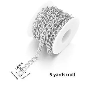 Makroaufnahme der 1,4mm silbernen Aluminium-Gliederkette auf einer weißen Spule