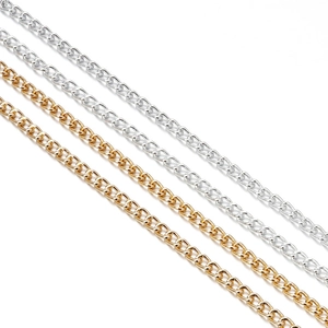 Nahaufnahme leichter Aluminium-Torsionsketten in Gold und Silber für Taschen und Schmuck