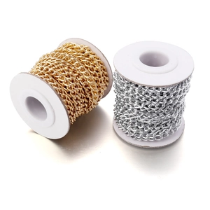 Nahaufnahme von leichten Gold- und Silber-Aluminiumketten auf Rollen für DIY-Schmuck