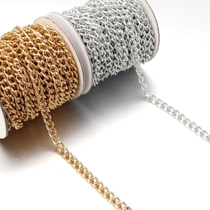Makroaufnahme von gold- und silberfarbenen Aluminiumketten auf Rollen für DIY-Schmuck