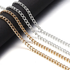 Nahaufnahme leichter gold- und silberner Aluminium-Gliederketten für Taschen und Schmuck