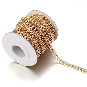 Nahaufnahme einer goldenen Aluminiumkette auf Rolle für DIY-Schmuck und Taschenzubehör