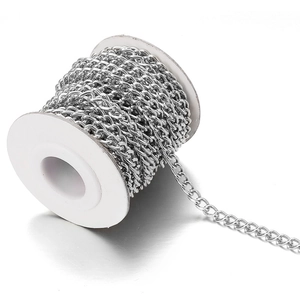 Makroaufnahme der silbernen Aluminium-Panzerkette auf weißer Spule für DIY-Schmuck