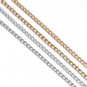 Detail von gedrehten Aluminiumketten in Gold und Silber für Taschen und Kleidung