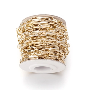 Dettaglio di un rotolo di catena a maglie rettangolari dorate per gioielli fai-da-te e borse