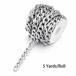 Dettaglio macro della catena cubana argento con maglie 16x12mm su rocchetto bianco